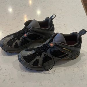 Men’s Merrell hiking shoes,size 8. Black with a pull stroll for ties